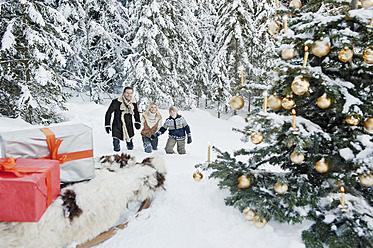 Österreich, Land Salzburg, Familie feiert Weihnachten im Schnee - HHF004246