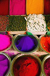 Indien, Mysore, Gewürze und Farben auf dem Markt - MBEF000400