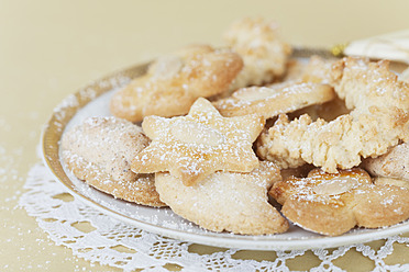 Plate of Christmas biscuits on doily - GWF001840