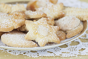 Plate of Christmas biscuits on doily - GWF001841