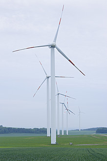 Deutschland, Baden-Württemberg, Windkraftanlagen bei Wertheim gegen den Himmel - TCF002796