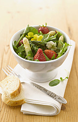 Schüssel mit Wildkräutersalat mit Spargel und Erdbeeren - KSWF000909