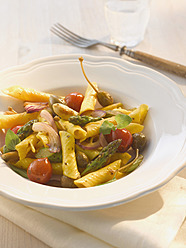 Teller mit Campanelle-Nudelsalat mit Spargel und Kapern, Nahaufnahme - KSWF000887