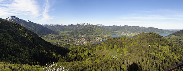 Deutschland, Bayern, Blick auf Rottach Egern am Tegernsee - SIEF002686