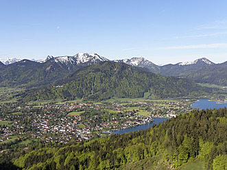 Deutschland, Bayern, Blick auf Rottach Egern am Tegernsee - SIEF002687