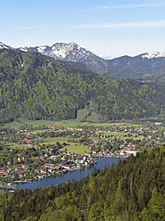 Deutschland, Bayern, Blick auf Rottach Egern am Tegernsee - SIEF002688