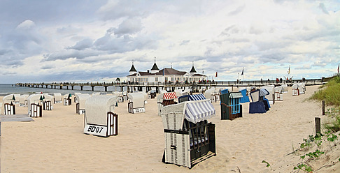 Deutschland, Usedom, Ahlbeck, Blick auf vermummte Strandkörbe am See - VDS000006