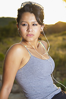 USA, Texas, Teenager-Mädchen mit Kopfhörern - ABAF000033