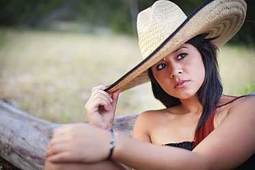 USA, Texas, Teenager-Mädchen mit Sombrero-Hut, Nahaufnahme - ABAF000037