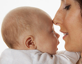 Mutter berührt ihre Nase auf der Stirn des Babys - WWF002434