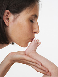 Mutter küsst den Fuß ihres Babys, Nahaufnahme - WWF002430