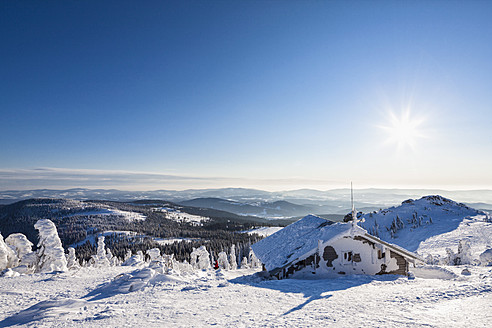 Deutschland, Bayern, Blick auf eine schneebedeckte Berghütte im Bayerischen Wald - FOF003906