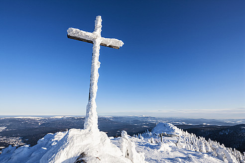 Deutschland, Bayern, Blick auf Gipfelkreuz auf Berg im Bayerischen Wald - FOF003907