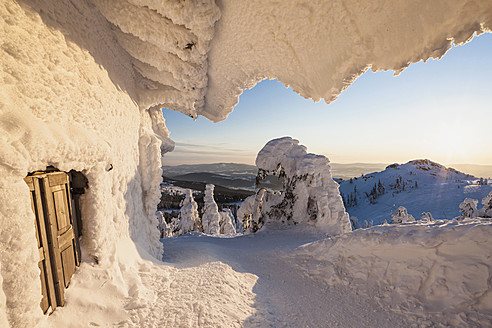 Deutschland, Bayern, Blick auf eine schneebedeckte Berghütte im Bayerischen Wald - FOF003913