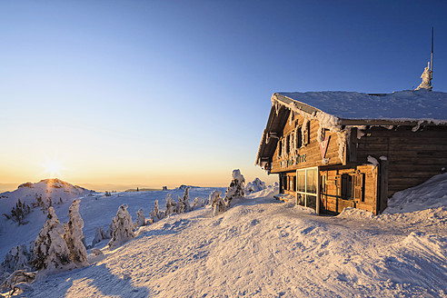 Deutschland, Bayern, Blick auf eine schneebedeckte Berghütte im Bayerischen Wald - FOF003914