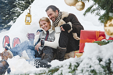 Österreich, Salzburger Land, Pärchen feiert Weihnachten in der Natur, lächelnd - HHF004269