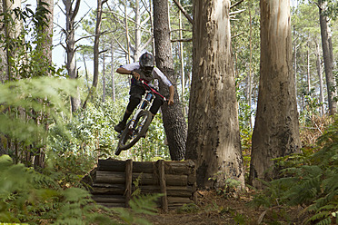 Portugal, Madeira, Älterer Mann fährt Mountainbike - FFF001312