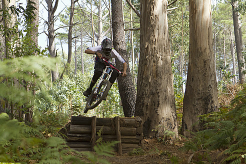 Portugal, Madeira, Älterer Mann fährt Mountainbike - FFF001312