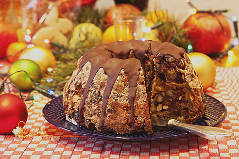 Weihnachtlicher Früchtekuchen auf Keramikteller - GWF001847