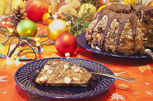 Platte von Weihnachten Obstkuchen Scheibe mit Weihnachtsdekoration im Hintergrund - GWF001848