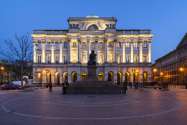 Polen, Warschau, Nikolaus-Kopernikus-Denkmal vor dem Staszic-Palast bei Nacht - FO003877