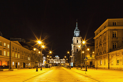 Polen, Warschau, Krakowskie Przedmiescie Straße bei Nacht - FO003879