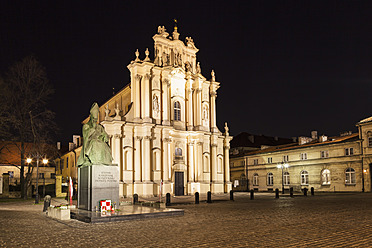 Polen, Warschau, Kirche St. Josef der Heimkehrer mit Stefan-Wyszynski-Statue bei Nacht - FO003881