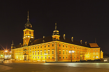 Polen, Warschau, Königliches Schloss auf dem Schlossplatz bei Nacht - FO003882