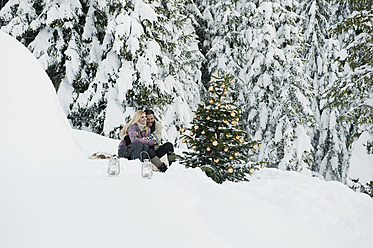 Austria, Salzburg County, Couple celebrating christmas in snowy landscape - HHF004293