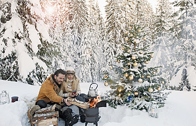 Austria, Salzburg County, Couple celebrating christmas in snowy landscape - HHF004302