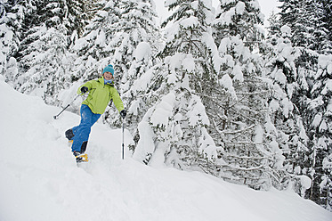 Österreich, Land Salzburg, Junge Frau beim Schneeschuhwandern - HHF004272