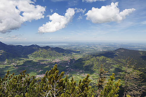 Deutschland, Bayern, Blick auf die Chiemgauer Alpen - SIEF002705