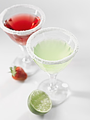 Gläser mit Erdbeer- und Zitronen-Martini mit Zuckerkruste, Nahaufnahme - KSWF000997
