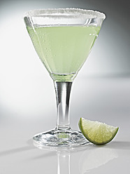 Glas mit Zitronen-Martini und Salzkruste, Nahaufnahme - KSWF000994