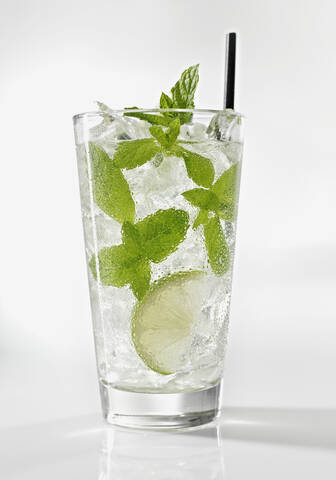 Glas Mojito mit Minze auf weißem Hintergrund, Nahaufnahme, lizenzfreies Stockfoto