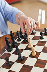 Deutschland, Leipzig, Seniorin beim Schachspiel - WESTF018747