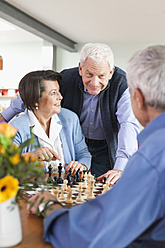 Deutschland, Leipzig, Ältere Männer und Frauen spielen Schach - WESTF018751