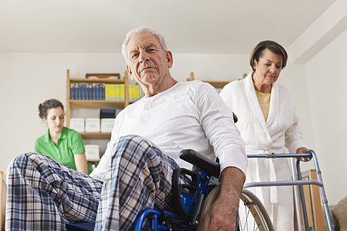 Deutschland, Leipzig, Älterer Mann im Rollstuhl sitzend, Frau mit Rollator - WESTF018857