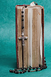 Bibel mit Rosenkranz auf grünem Hintergrund - AWDF000659