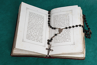 Bibel mit Rosenkranz auf grünem Hintergrund - AWDF000655