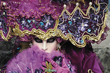 Frau mit venezianischer Maske und Kostüm - LRF000543