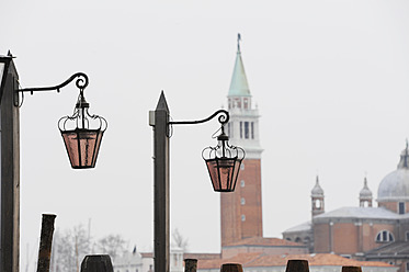 Italien, Venedig, Straßenlaternen und Turm - LRF000542