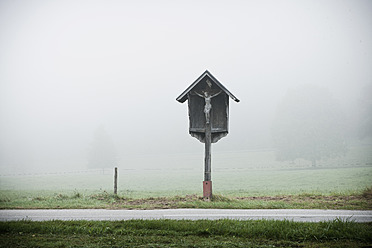 Germany, Bavaria, Shrine on wayside - FLF000094