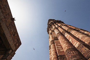 Indien, Delhi, Blick auf Qutub Minar - FOF003946