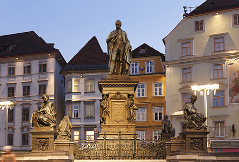 Österreich, Steiermark, Graz, Blick auf den Erzherzog-Johann-Brunnen am Hauptplatz - SIEF002712