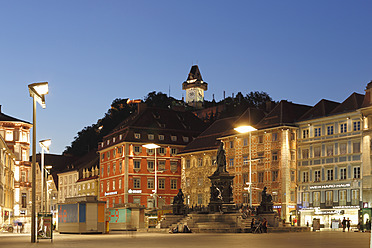 Österreich, Steiermark, Graz, Blick auf den Erzherzog-Johann-Brunnen am Hauptplatz - SIEF002715