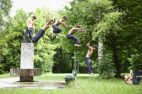 Deutschland, Bayern, Junger Mann springt aus Brunnen - MAEF004778