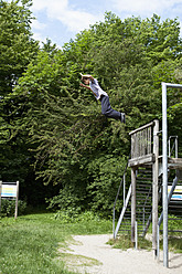 Deutschland, Bayern, Junger Mann beim Parcourtraining im Park - MAEF004792