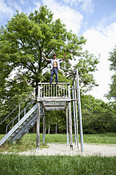 Germany, Bavaria, Young man doing parcour training in park - MAEF004793