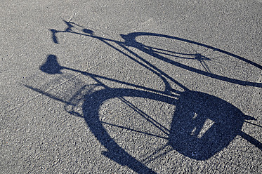 Deutschland, Bayern, Schatten eines Fahrrads auf der Straße - AXF000141